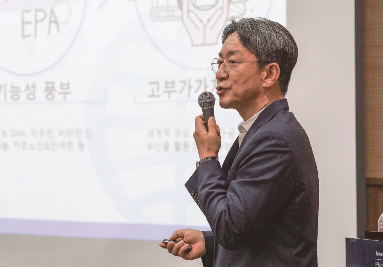 이기웅 동원F&B
식품연구원장이 7월 4일
광주 김대중컨벤션센터에서
열린 ‘2025 한국식품과학회
국제학술대회’에서 발표하고 있다. /사진 동원F&B