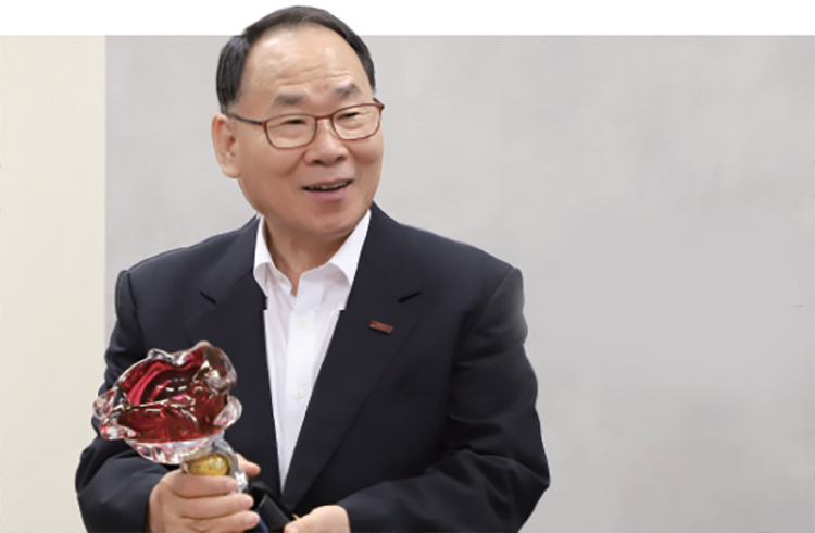 이영관 전 도레이첨단소재 대표이사 회장(CEO) - 홍익대 화학공학, 고려대 국제 경영학 석사, 홍익대 경영학 박사, 현 한국도레이과학진흥재단 이사장, 홍익 총동문회 28대 회장