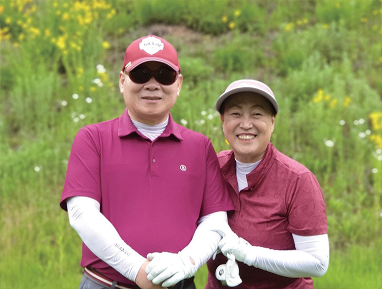 이영관 전 회장이 아내(윤남숙씨)와 함께 라운드 도중 기념 촬영을 하고 있다. /이영관