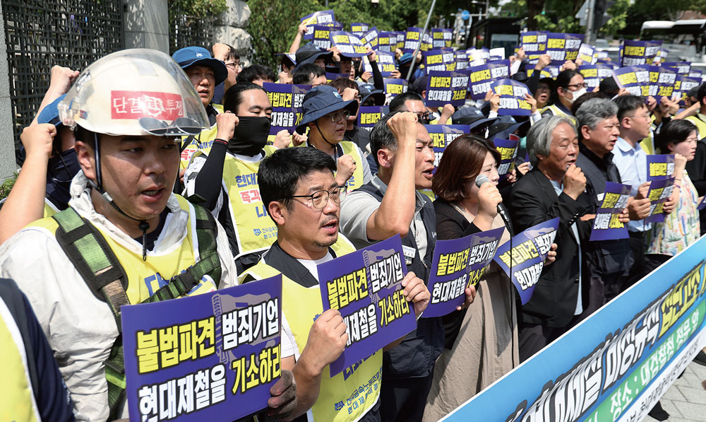 8월 27일 서울 대검찰청 앞에서 ‘불법파견·교섭거
부’ 현대제철 비정규직 집단 고소 기자회견이 열리
고 있다. /사진 연합뉴스