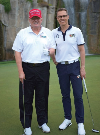 2025년 3월 29일 미국 플로리다주 웨스트팜비치의
골프장에서 도널드 트럼프(왼쪽) 미국 대통령과 알
렉산데르 스투브 핀란드 대통령이 골프 회동 후 기
념 사진을 찍고 있다. /사진 핀란드 대통령실