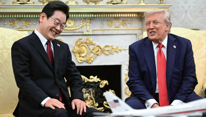이재명(왼쪽) 대통령과 도널드 트럼프 미국 대통령이 8월 25일 미국 백악관에서 열린 한미 정상회담 도중 웃
으며 대화를 나누고 있다. /사진 AFP연합