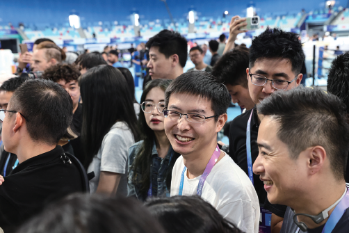 로봇운동회에 참가한 왕싱싱(가운데) 유니트리 창업자. /사진 EPA연합