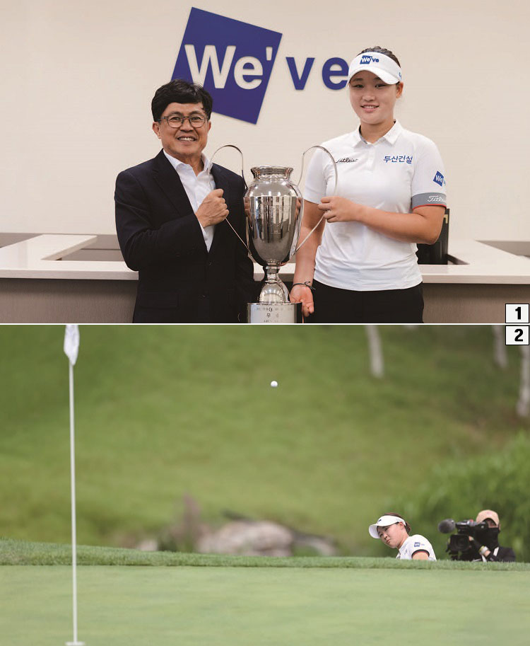 1 김민솔(오른쪽)이 오세욱 두산건설 상무와 함께 우승 트로피를 들고 기념 촬영을
하고 있다. /사진 올댓골프 
2 김민솔의 BC카드·한경 레이디스컵 경기 장면. /사진 KLPGA