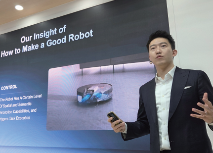 데이비드 첸 에코백스 최고경영자(CEO)가 9월 5일
(현지시각) 독일 베를린에서 열린 유럽 최대 가전 전
시회 ‘IFA 2025’에서 질화갈륨(GaN) 고속 충전 기술
을 적용한 로봇 청소기를 설명하고 있다. /사진 최지희 기자