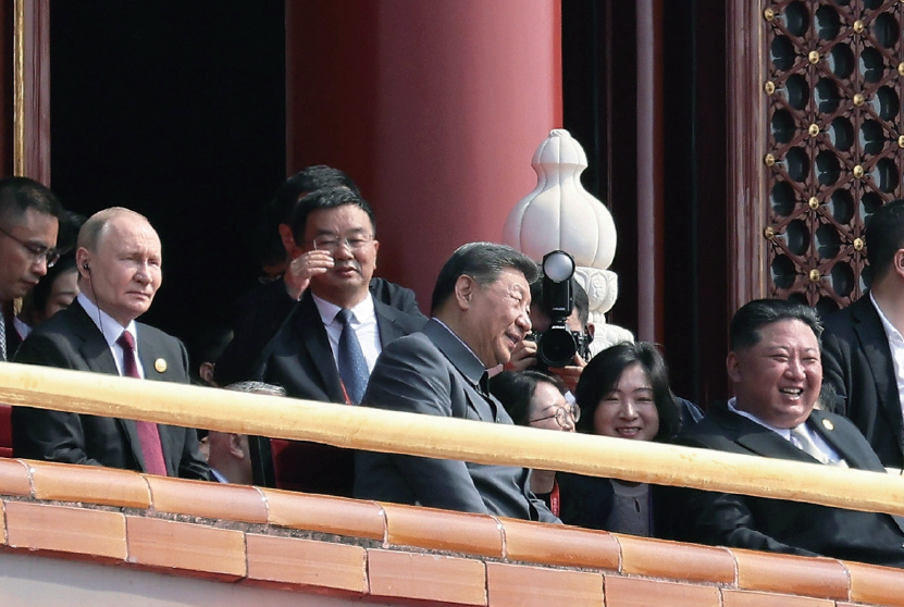 9월 3일 중국 베이징 톈안먼 성루에서 김정은(앞줄 오른쪽) 국무위원장이 시진핑(앞줄 가운데) 중국 국가주
석과 대화하고 있다. /사진 노동신문