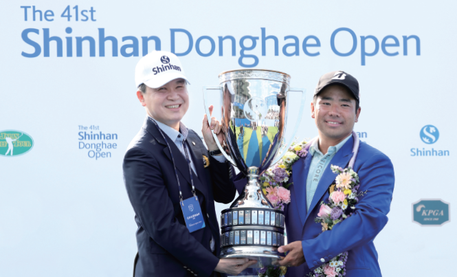 제41회 신한동해오픈에서 우승한 일본의 히가 가즈키(오른쪽)에게 진옥동 신한금융그룹회장이  트로피를 수여한 뒤  
기념 촬영을 하고 있다. /사진 KPGA