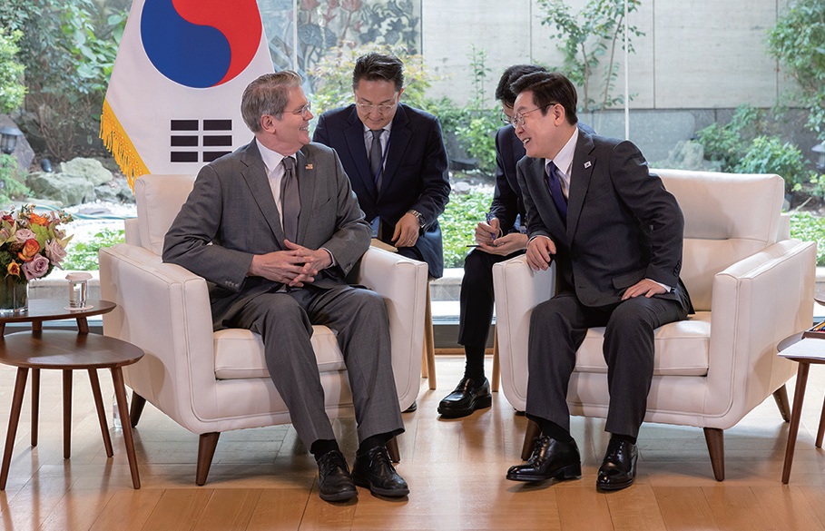 이재명(오른쪽) 대통령이 9월 24일 미국 뉴욕 주유엔 대한민국 대표부에서 스콧 베선트 미 재무 장관과 면담 하고 있다. /연합뉴스