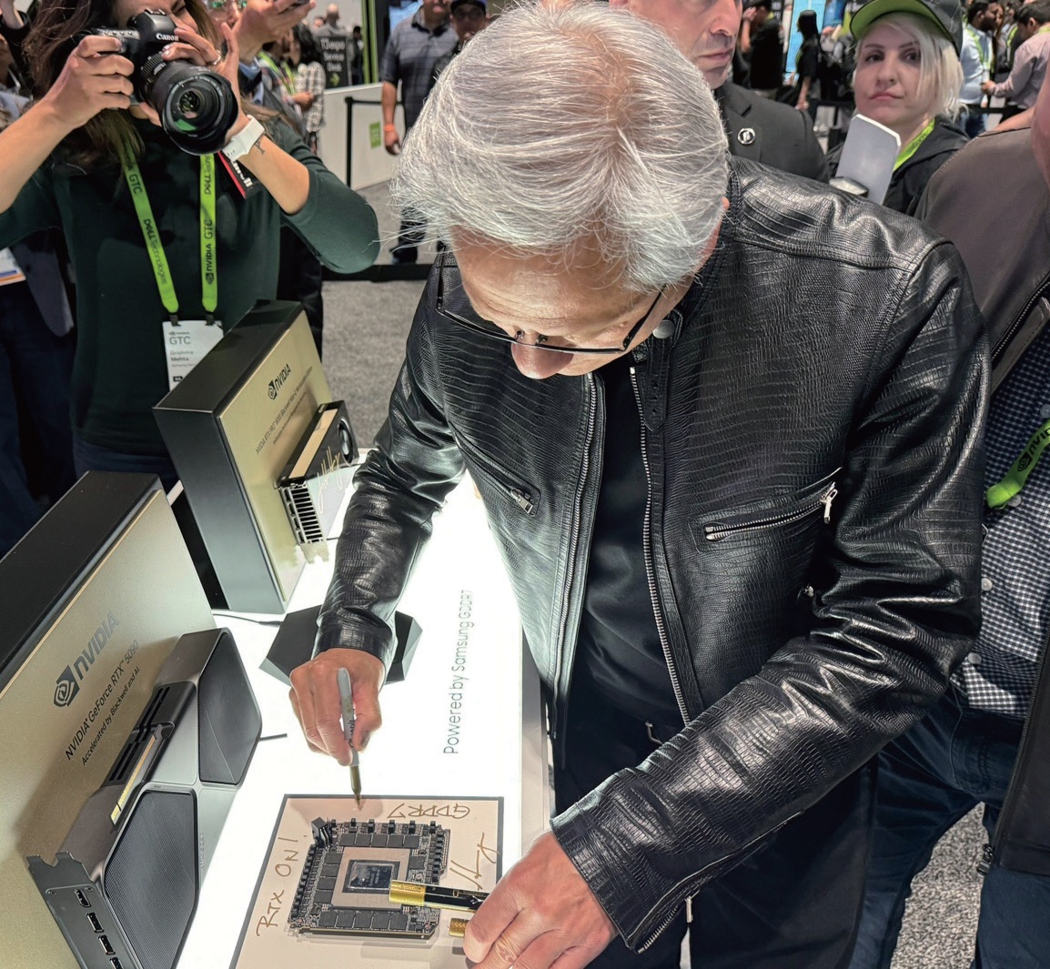 삼성전자 GDDR7에 친필 사인하는 엔비디아 젠슨 황 CEO. /연합뉴스