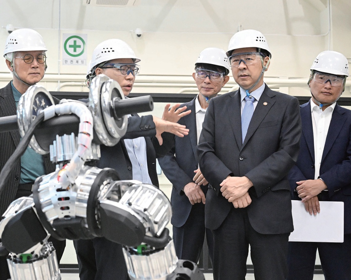 구윤철(오른쪽 두 번째) 부총리 겸 기획재정부 장관이 9월 19일 AI 팩토리 분야 추진계획 등을 논의하고자 카이스트 AI 팩토리 랩을 방문했다. /기획재정부 