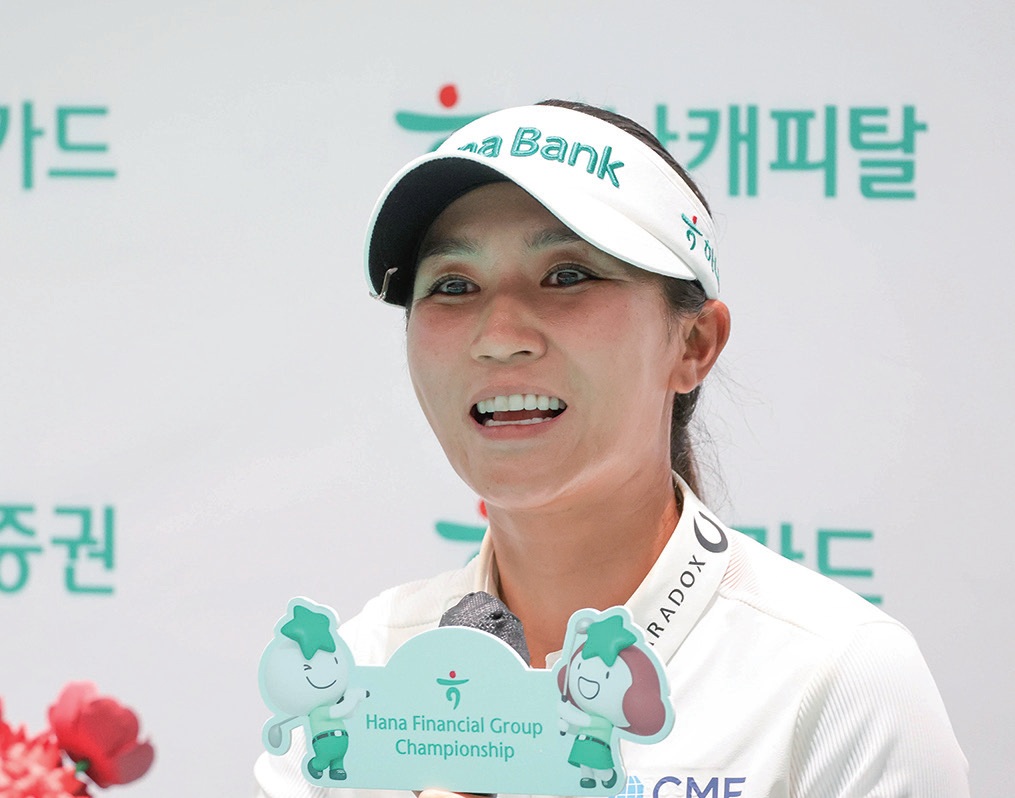 리디아 고가 인터뷰하며 웃고 있다. /KLPGA