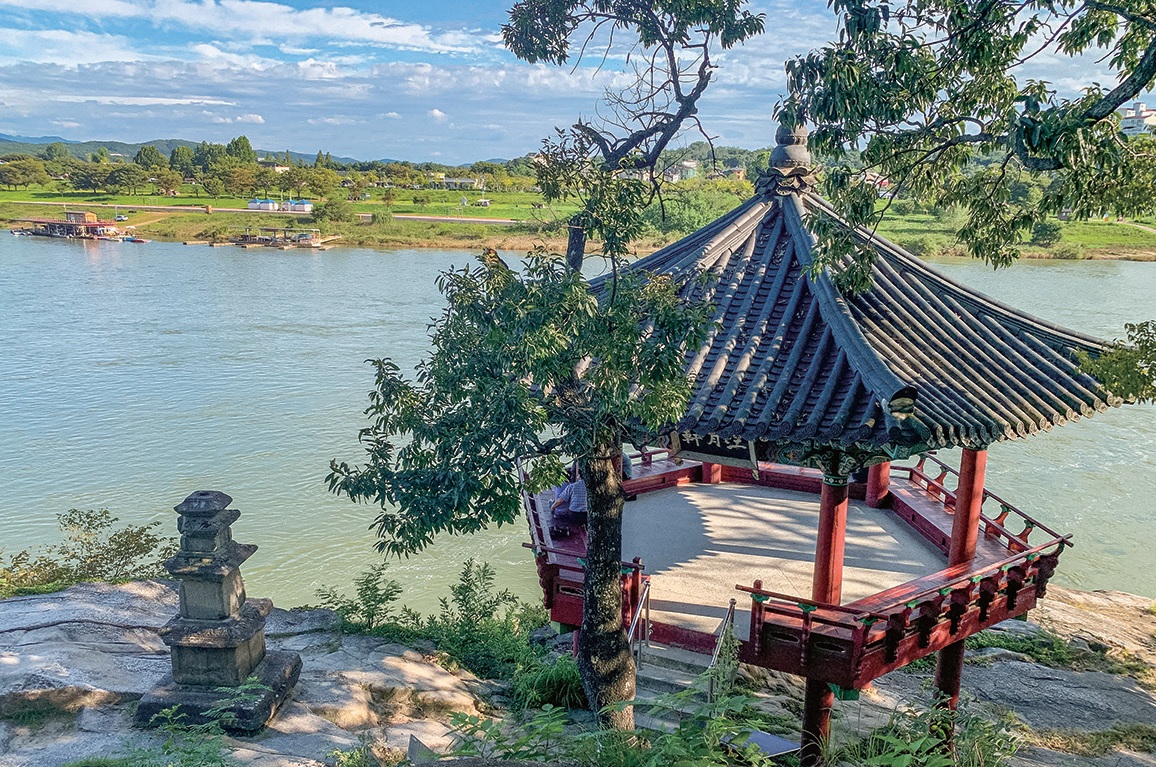 여강을 바라보는 신륵사 강월헌. /최갑수