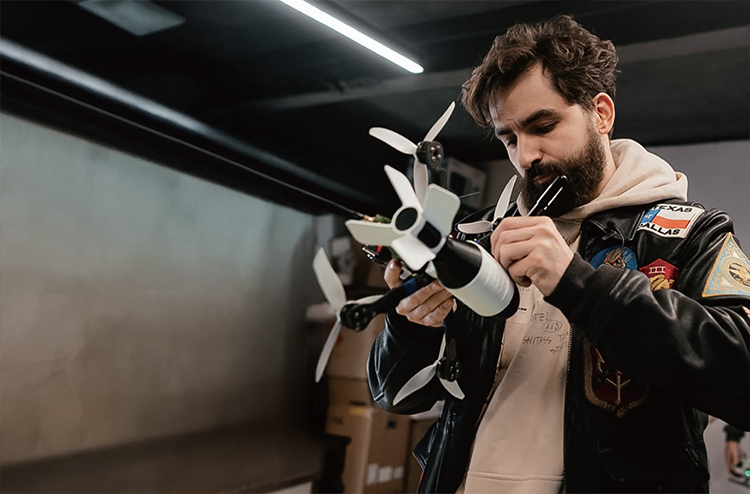 올렉산드르 야코벤코 TAF인더스트리즈  설립자 겸 최고경영자(CEO) - 오데사국립해양대, 키이우모힐라 경영대학원 석사, 웨이브91 설립자, 현 수프라마린 CEO,  브레이브테크 공동 창업자