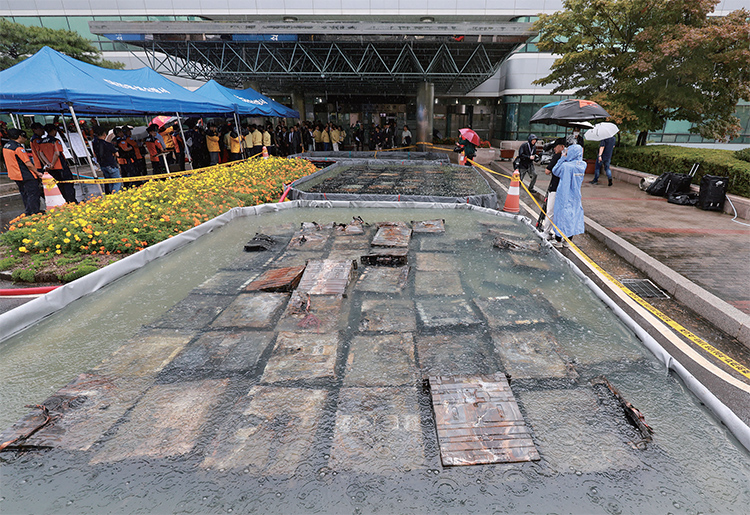 대전 국가정보자원관리원(국정자원) 본원 화재로 인해 불에 탄 리튬이온 배터리가 소화 수조에 담겨 있다. 9월 26일 정부 전산시스템이 있는 국정자원에서 리튬이온 배터리 화재가 발생해 정부 전산 서비스가 대규모로 마비됐다. /연합뉴스