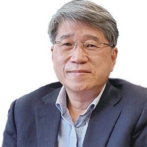 김경원 세종대 석좌교수 - 전 삼성증권 리서치센터장, 전 삼성경제연구소 전무, 전 CJ그룹 전략총괄기획 부사장, 전 대성합동지주 사장, 전 세종대 부총장 및 경영경제대 학장