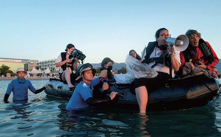 시리아 난민인 두 자매가 독일로 망명해 난민 올림픽팀(Refugee Olympic Team)으로 2016 리우 올림픽에 출전한 실화를 바탕으로 제작된 영화 ‘더 스위머스(The Swimmers)의 촬영 장면. /넷플릭스