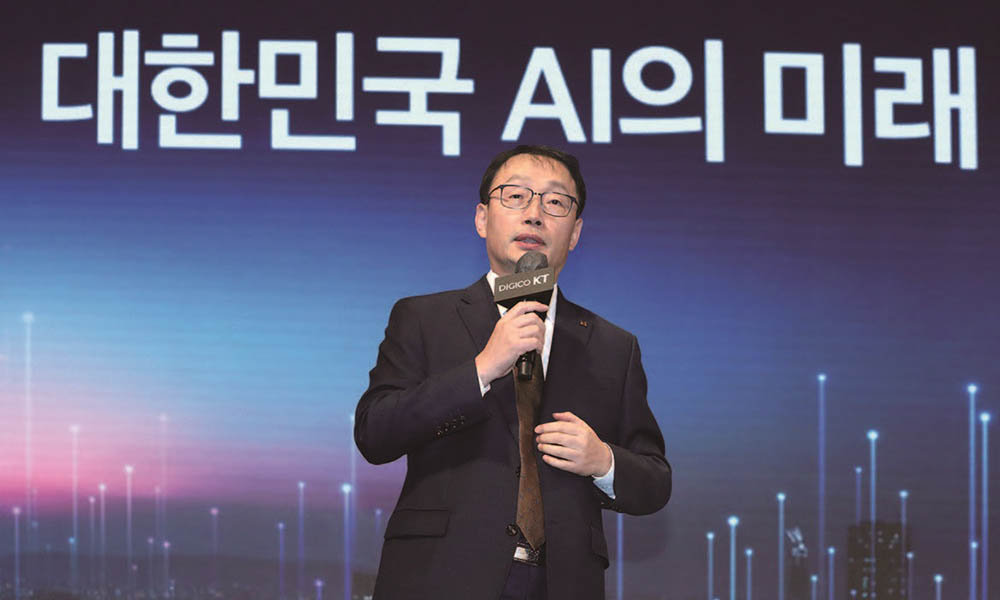 2022년 11월 서울 송파구 소피텔 앰배서더 서울에서 구현모 전 KT 사장이 AI 발전 전략을 발표하고 있다. /사진 뉴스1