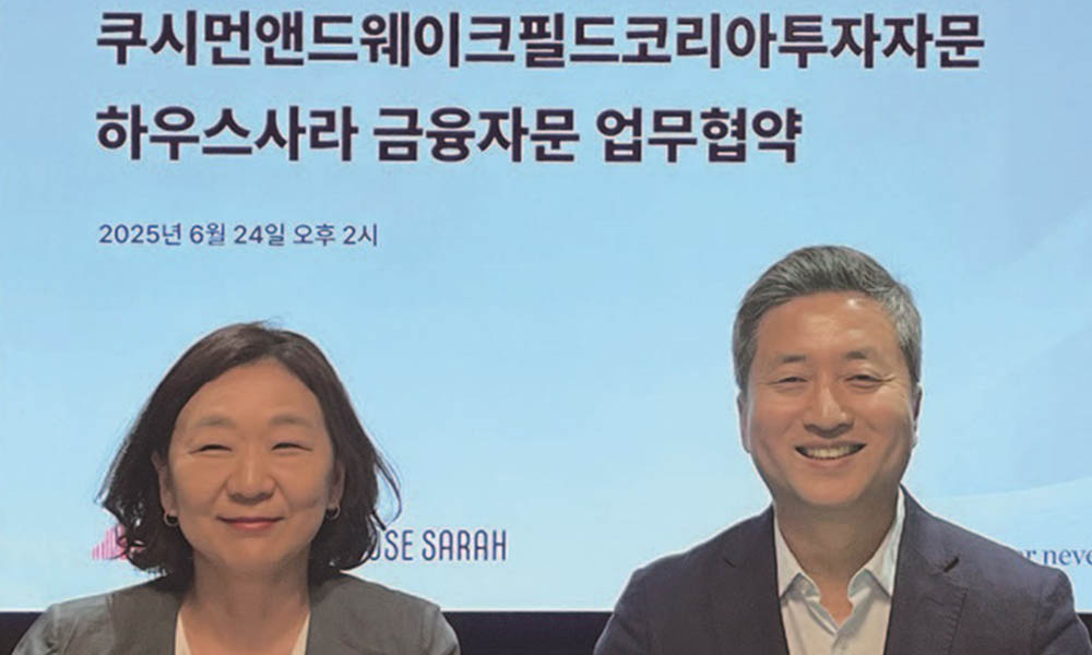 6월 24일 쿠시먼앤드웨이크필드코리아투자자문 지소림(왼쪽) 대표와 국내 중견 숙박 운영사 하우스사라 장호진 대표가 업무 협약을 맺으며 기념 촬영을하고 있다. /사진 쿠시먼앤드웨이크필드 코리아