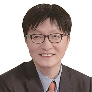 김흥종 아산정책연구원 객원 선임연구위원 - 서울대 경제학 학·석·박사,  옥스퍼드대 명예 펠로, 전 대외경제정책연구원(KIEP) 원장