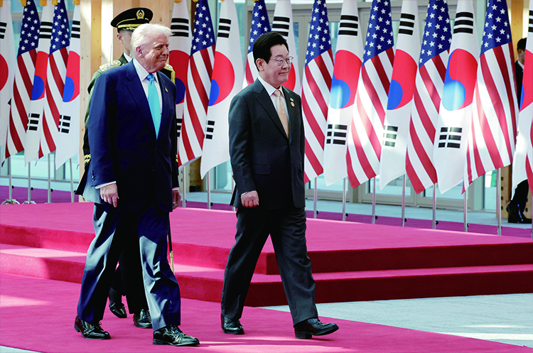 도널드 트럼프 미국 대통령이 10월 29일 경북 경주박물관에서 열린 공식 환영식에서 의장대를 사열하고 있다. /연합뉴스