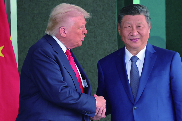 도널드 트럼프 미국 대통령과 시진핑 중국 국가주석이 10월 30일 정상회담을 마친 뒤 회담장을 나서며 악수하고 있다. /연합뉴스