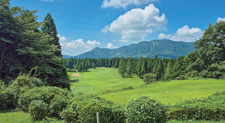 구마모토현 아소 국립공원에 있는 아소 아카미즈 골프장 전경. 11월부터 쇼골프가 운영한다. 전철역에서 도보 15분 거리의 접근성이 강점이다. /쇼골프