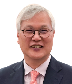 이희옥 성균관대 명예교수 겸 성균중국 연구소 명예원장 - 현 한중우호협회 부회장, 전 성균관대 정외과 교수, 전 현대중국학회 회장, ‘중국의 미래, 대안을 묻다’ 저자