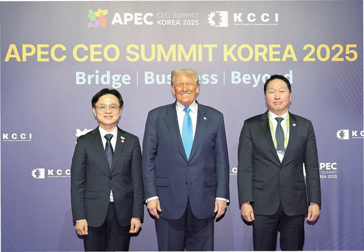 도널드 트럼프(가운데) 미국 대통령이 10월 29일 경
주 예술의전당에서 열린 APEC CEO 서밋에 참석해
서밋 의장인 최태원(오른쪽) 대한상공회의소 회장
겸 SK그룹 회장, 김정관 산업통상부 장관과 기념 촬
영을 하고 있다. ／ 대한상공회의소