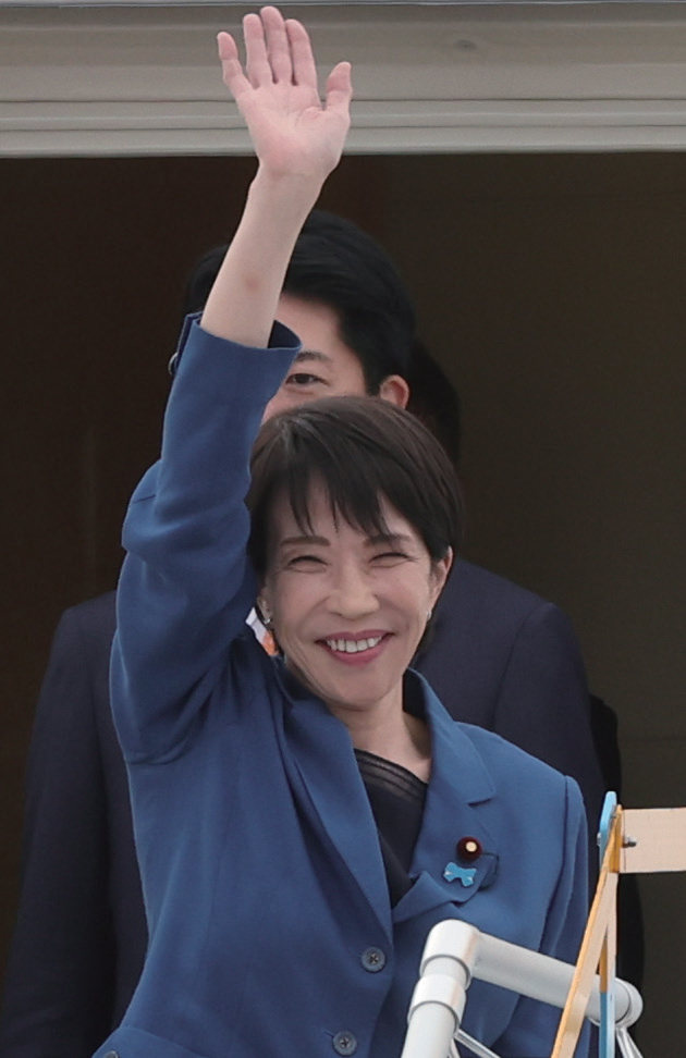 APEC 정상회의 참석을 위해 방한한 다카이치 사나
에 일본 총리가 10월 30일 부산 김해국제공항에 도
착해 전용기에서 인사하고 있다. ／ 연합뉴스