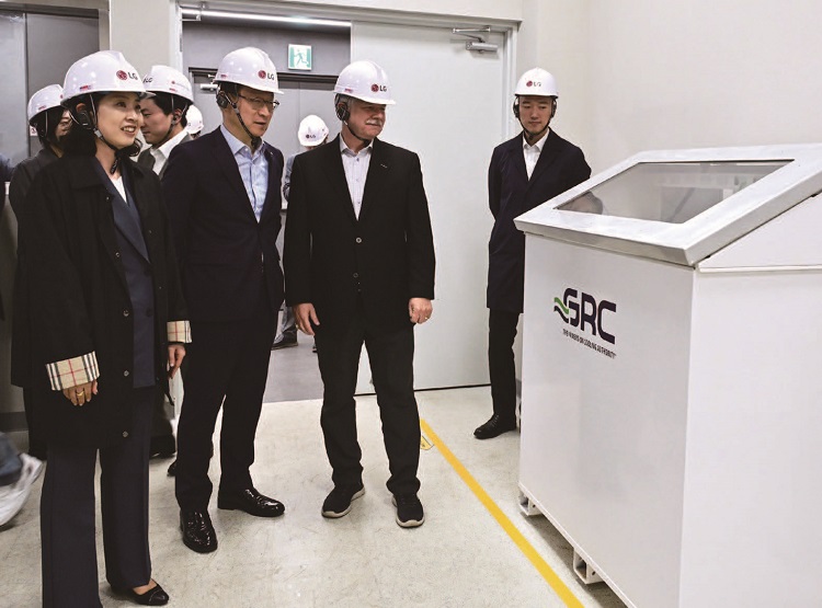 최근 방한한 (오른쪽 두 번째부터) 피터 폴린 GRC CEO가 이재성 LG전자 ES사업본부장, 남재인 SK엔무브 그린성장본부장과 함께 LG전자 칠러사업장 내 AI 데이터센터 전용 테스트베드에 설치된 액침 냉각 솔루션을 둘러보고 있다. /사진 LG전자