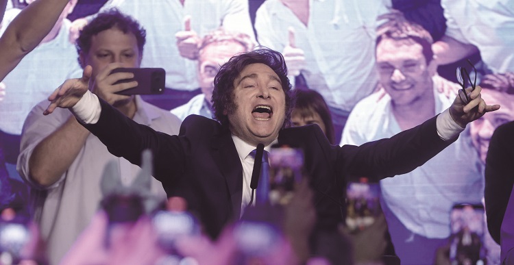 하비에르 밀레이 아르헨티나 대통령이 10월 26일 아르헨티나 부에노스아이레스에서 중간선거 결과를 확인한 뒤 환호하고 있다. /사진 EPA연합