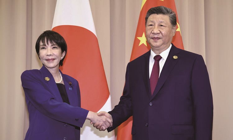 시진핑(오른쪽) 중국 국가주석과 다카이치 사나에 일본 총리가 10월 31일 경주에서 열린 중·일 정상회담에 앞서 악수하고 있다. /사진 연합뉴스