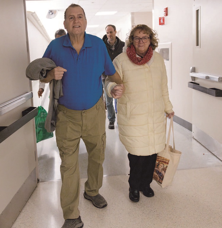 유전자가 교정된 돼지 신장을 이식받고 271일간 정상적인 신장 기능을 유지한 신부전 환자 팀 앤드루스(왼쪽). /사진 미국 매사추세츠 종합병원