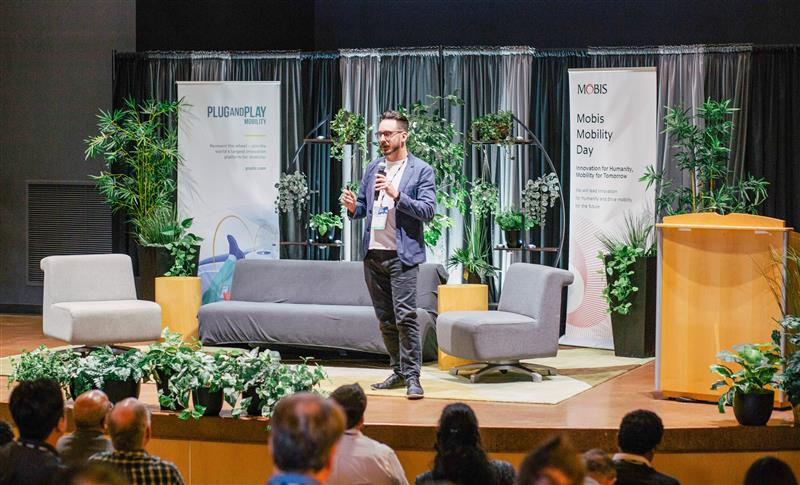 현대모비스 임직원이 지난 4월 미국 디트로이트에서 열린 ‘모비스 모빌리티 데이’에서 신기술을 발표하고 있다. / 현대모비스