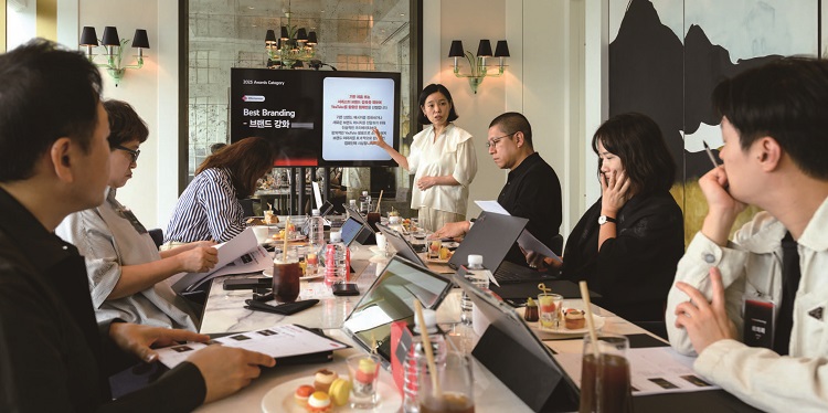 유튜브 웍스 어워드 심사위원들이 회의하고 있다. /사진 유튜브