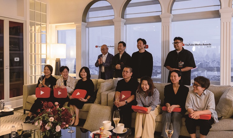 유튜브 웍스 어워드 심사위원들이 회의 후 기념촬영을 하고 있다. /사진 유튜브
