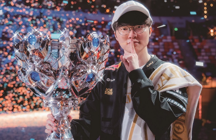 페이커 이상혁이 11월 9일 중국 청두에서 열린 롤드
컵 25 결승전에서 우승한 뒤 기념 촬영하고 있다. /사진 연합뉴스