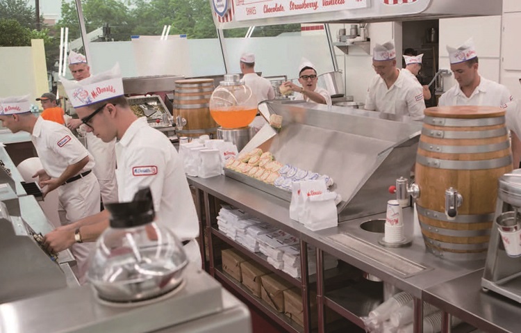 맥도널드의 스피디 시스템에 맞춰 일하는 직원들. /사진 The Weinstein Company