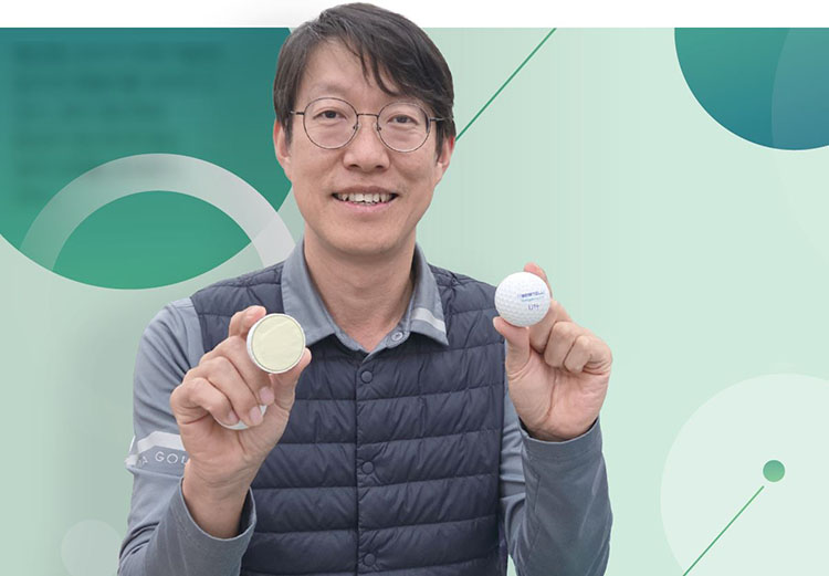 황금철 - (주)엠텔리 대표
KAIST 전자전기공학 박사, 성균관대 전자전기공학부 교수, 한국전자파학회 상임이사
(사진 설명) 황금철 교수가 자체 개발한 골프공 엠텔리를 보여주고 있다. 공의 절단면은 중심이 정교하게 맞는 공의 단면을 보여준다. /사진 민학수