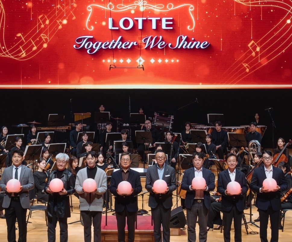 지난 3월 서울 송파구 롯데콘서트홀에서 열린 ‘2025 롯데 행복나눔 동행콘서트’에서 롯데와 파트너사 직원 대표들이 즐거운 시간을 보내고 있다. /롯데지주