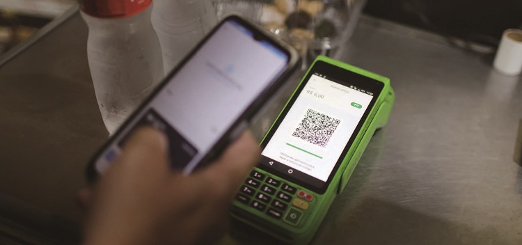 2024년 4월 1일 브라질 리우데자네이루의 한 상점에서 휴대폰에 설치한 즉시 결제 시스템 픽스(Pix) 앱을 통해 결제하고 있다. /사진 로이터연합