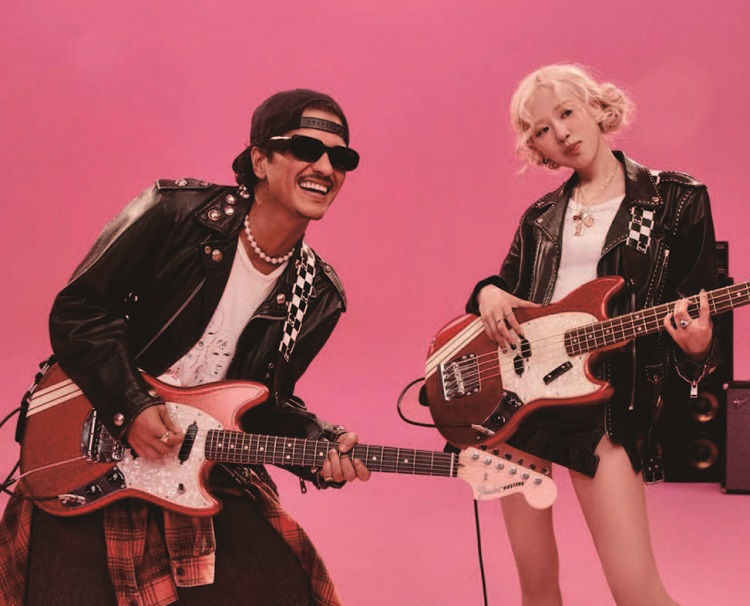 로제(오른쪽)와 부르노 마스가 'APT.'를 열창하고 있다. /사진 유튜브