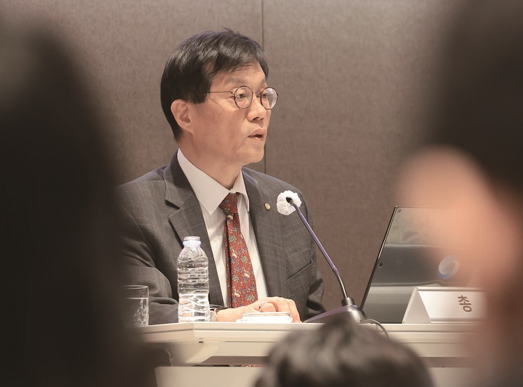 이창용 한국은행 총재가 2025년 12월 17일 서울 중구 한국은행에서 열린 물가 안정 목표 운영 상황 점검 설명회에서 발언하고 있다. /사진 연합뉴스
