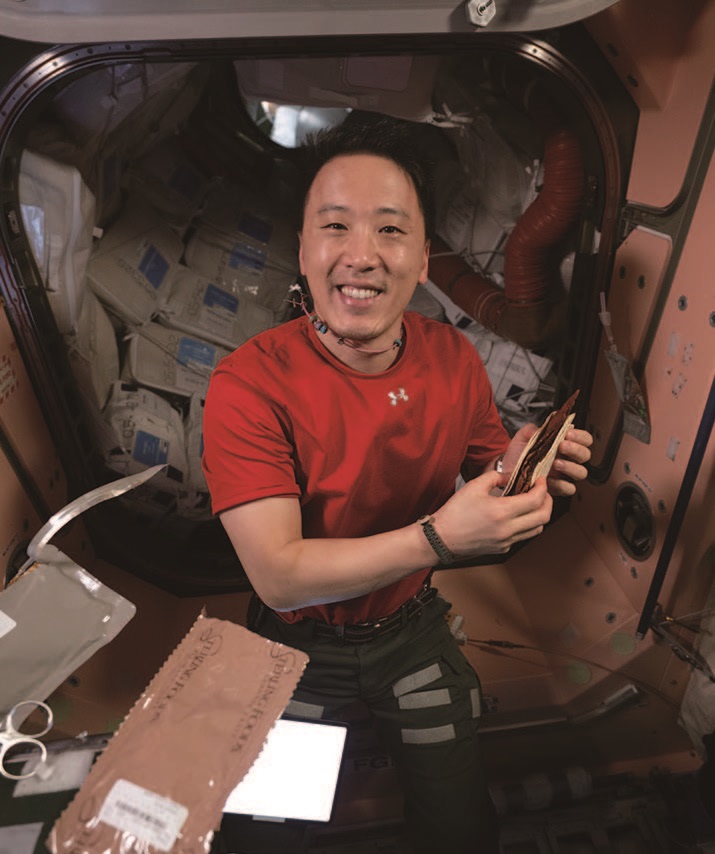 미 항공우주국(NASA) 소속 한국계 우주비행사 조니 김이 국제우주정거장(ISS)에서 과학 임무를 수행하고 있다. /사진 NASA