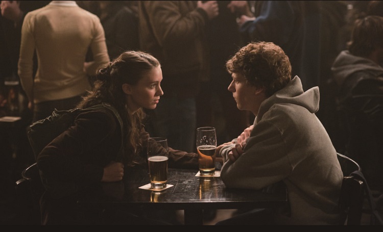 영화 속 하버드대 술집에서 대화 중인 마크 저커버그와 에리카. /사진 컬럼비아 픽처스