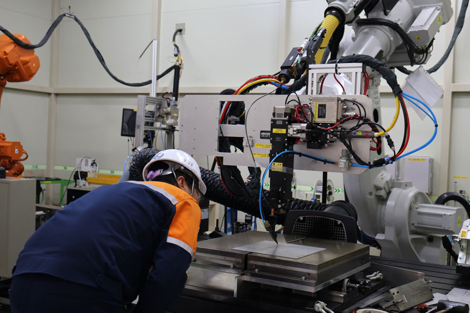 포스코 솔루션연구소 연구원이 용접 기술 실험을 진행하고 있다. /포스코