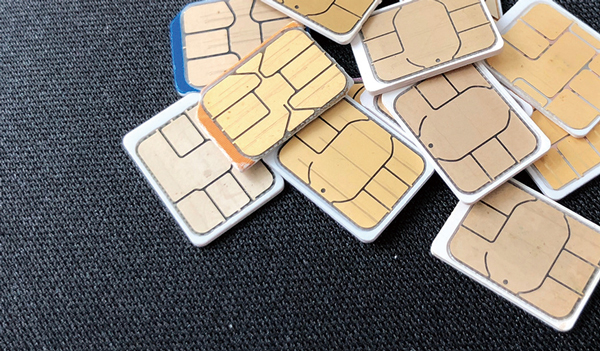 휴대전화 SMS 인증에 사용되는 유심 카드. / 사진 셔터스톡