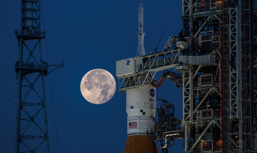 2022년 11월 16일 발사를 앞두고 있는 아르테미스 1호. 당시 무인 비행 시험으로 진행됐다. 2026년에는 실제 우주인 네 명을 태우고 달 궤도를 선회하는 아르테미스 2호 임무가 진행된다. / 사진 NASA