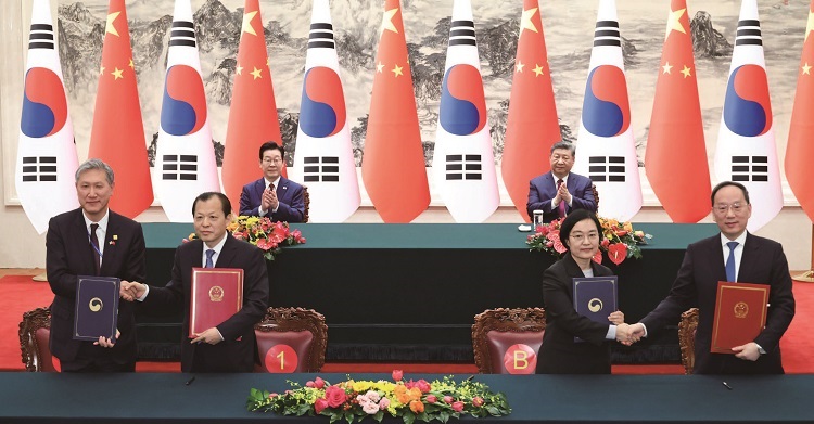 노재헌(앞줄 왼쪽부터) 주중대사와 류웨이 중국 교통운수부 부장, 한성숙 중기부 장관과 리러칭 중국 공업
정보화부 부장이 1월 5일 각각 교통 분야 협력 및 중소기업과 혁신 분야에 관한 협약식을 하고 있다. /사진 뉴스1