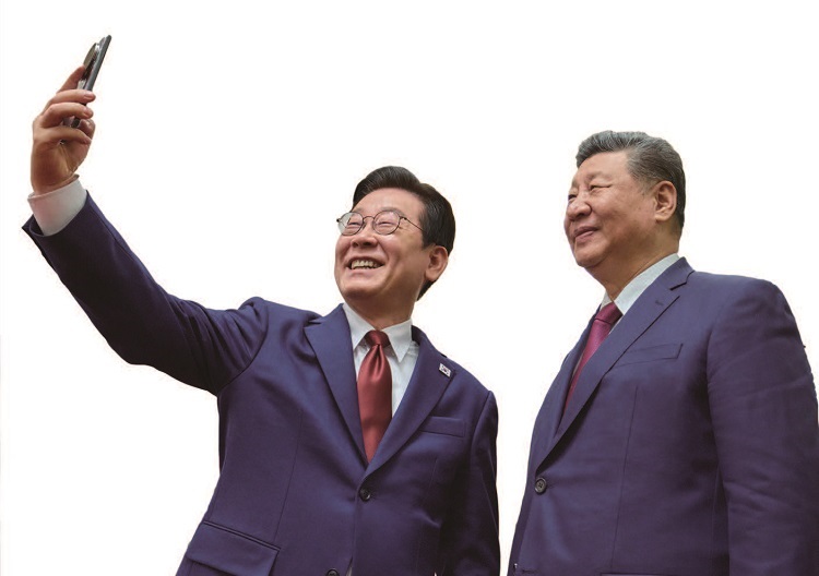 이재명 대통령이 1월 5일 베이징 인민대회당에서 시진핑 중국 국가주석과 샤오미 스마트폰으로 기념 촬영을 하고 있다. /사진 뉴스1